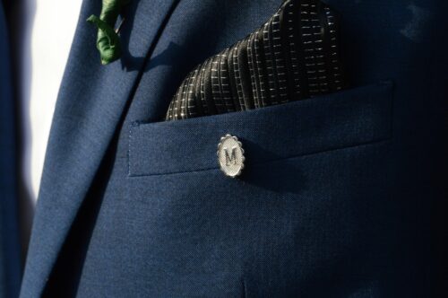 The sophistication of using brooches brings elegance and improves the suit. 