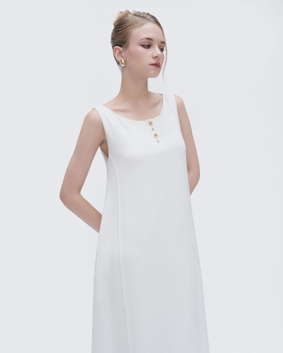 Stylish long linen dress with a relaxed fit, ideal for any occasion