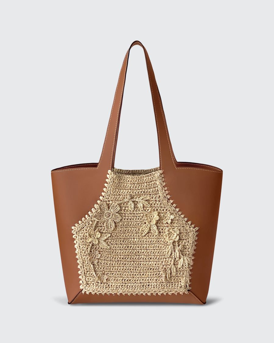 The Alazne natural Raffia Bag from the front with microfiber leather handle