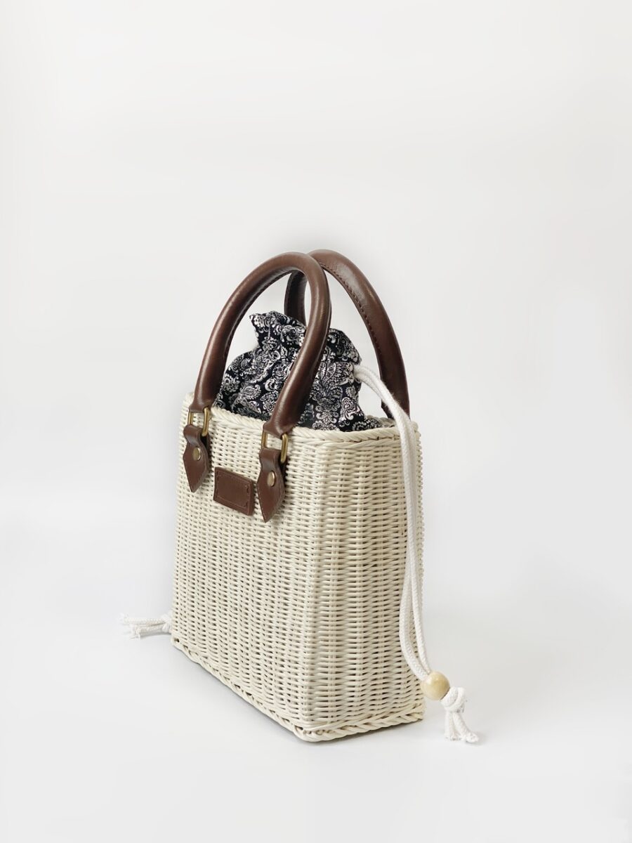 Natural yarn bag with classic design, perfect for any occasion